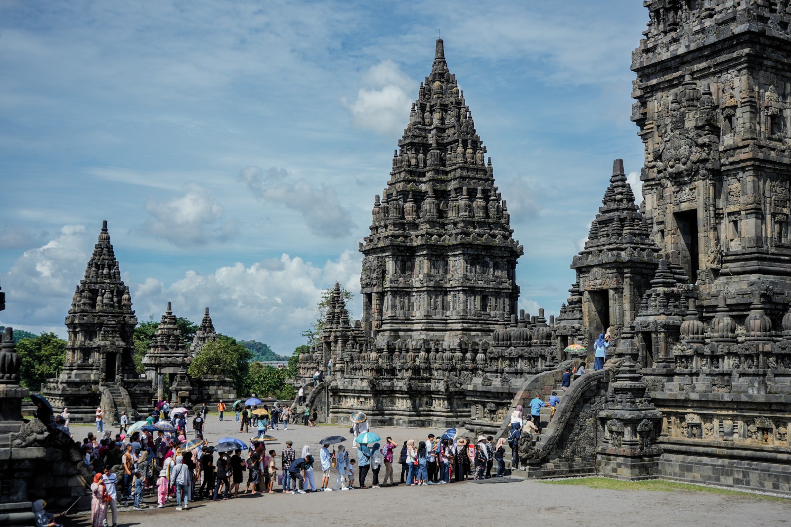 Kunjungan Wisata Melonjak saat Libur Lebaran 2025, Ini Alasan Orang Pilih TMII dan Candi Prambanan