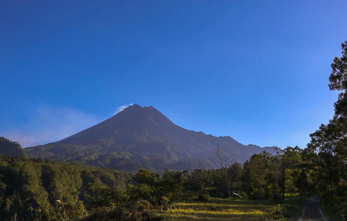 Legenda Asal Usul Gunung Merapi di Yogyakarta yang Menjadi Penyeimbang Pulau Jawa