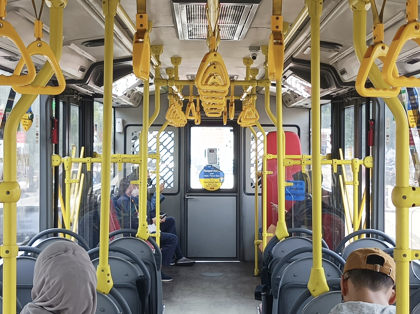 Interior di dalam bus Transjakarta. Pengunjung akan merasa nyaman sebab bus dilengkapi pendingin ruangan. Sumber: Dokumentasi pribadi