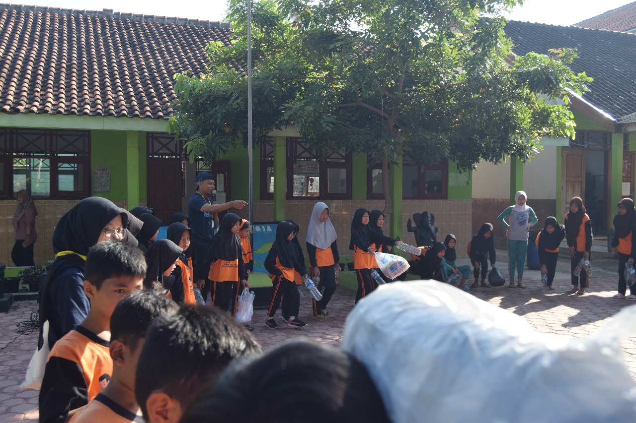 Mengarahkan Siswa dalam Pembuatan Ecobrick