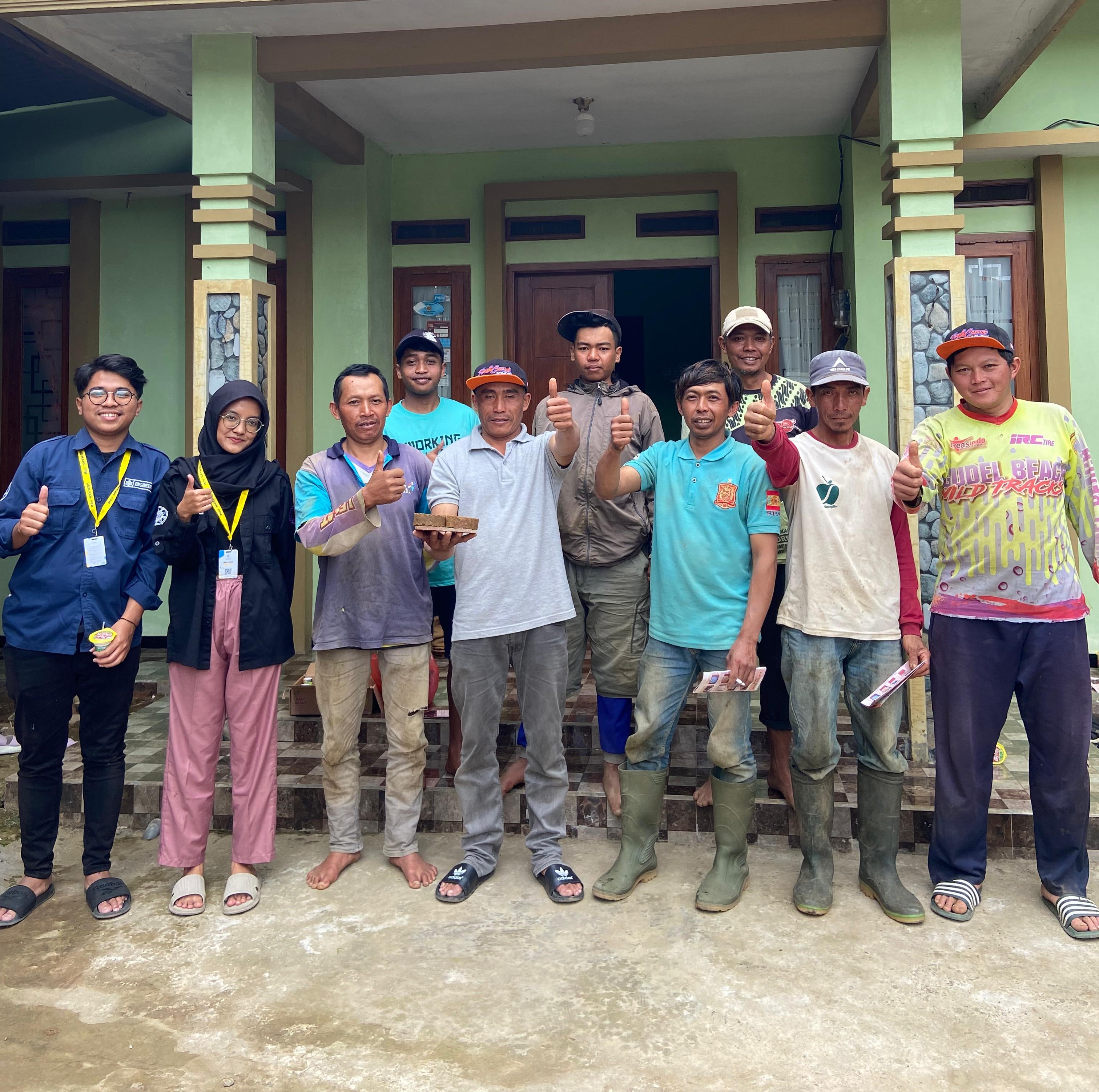Sosialisasi dan demonstrasi pembuatan UMMB bersama peternak di Desa Sumbergondo