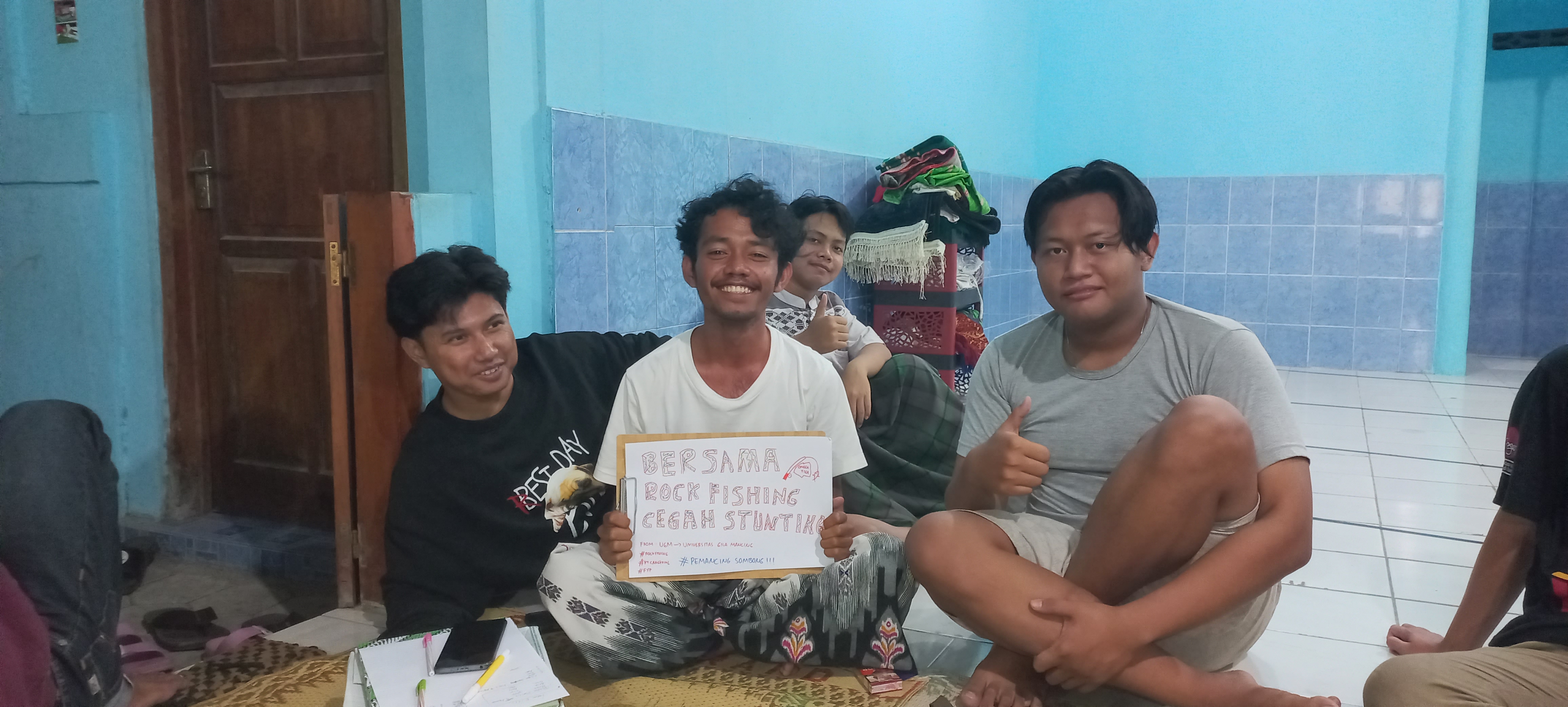 (Foto bersama dengan hasil karya slogan dari karang taruna, Dokumentasi pribadi KKN-PPM UGM Bambanglipuro)