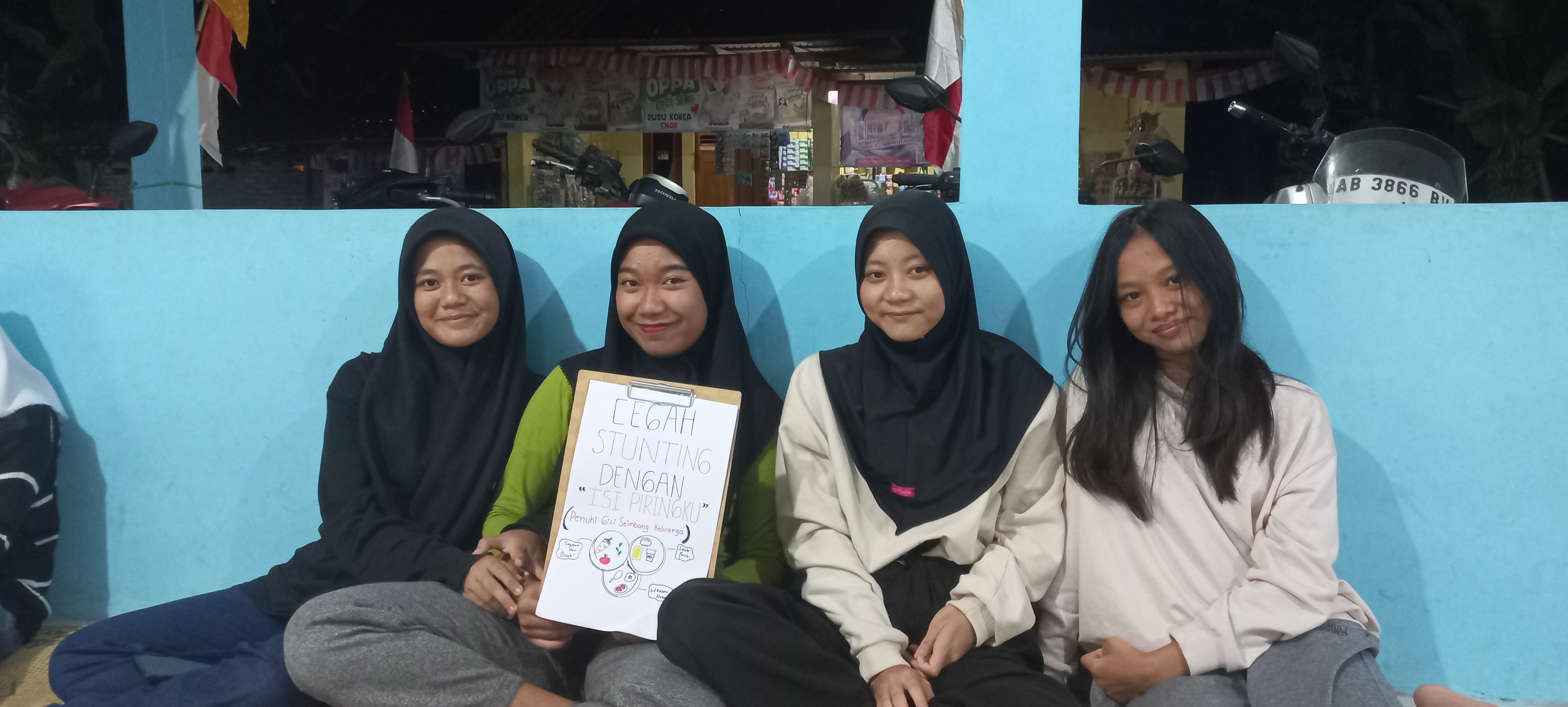 (Foto bersama dengan hasil karya slogan dari karang taruna, Dokumentasi pribadi KKN-PPM UGM Bambanglipuro)