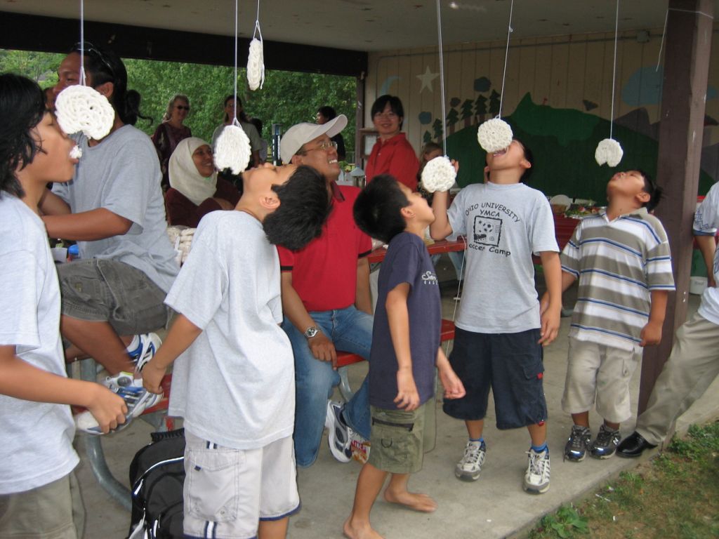 Lomba Makan Kerupuk | Adrian MB (Flickr)