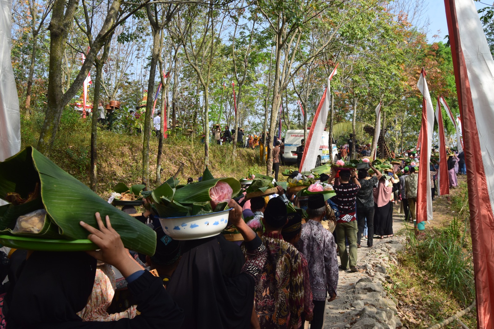 Menjunjung Makanan ke Petilasan Eyang Cokrojoyo Sunan Geseng