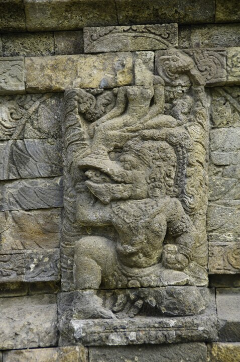 Relief Garuda menyelamatkan ibunya di Candi Kidal | Sumber: Wikipedia Commons/Oleh ESCapade 