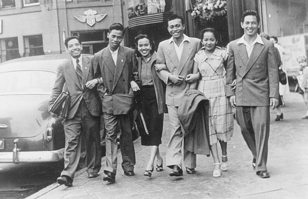 Thio Ging Hwie (Paling kanan) dengan atlet Indonesia lainnya di Olimpiade 1952.