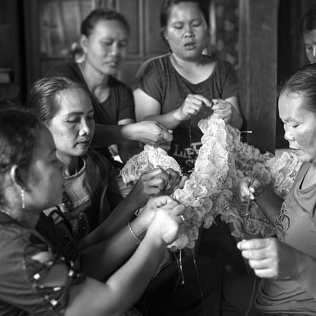  Proses mengikat pola/jumputan kain gambo Muba. / sumber foto: instagram @kain_gambomuba 