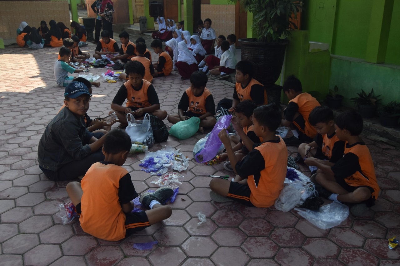 Pembuatan Ecobrick oleh Siswa