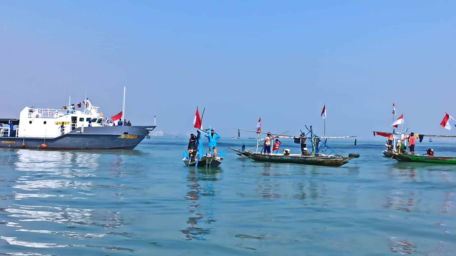 Upacara bendera 17-an di bawah Jembatan Suramadu © seru.co.id