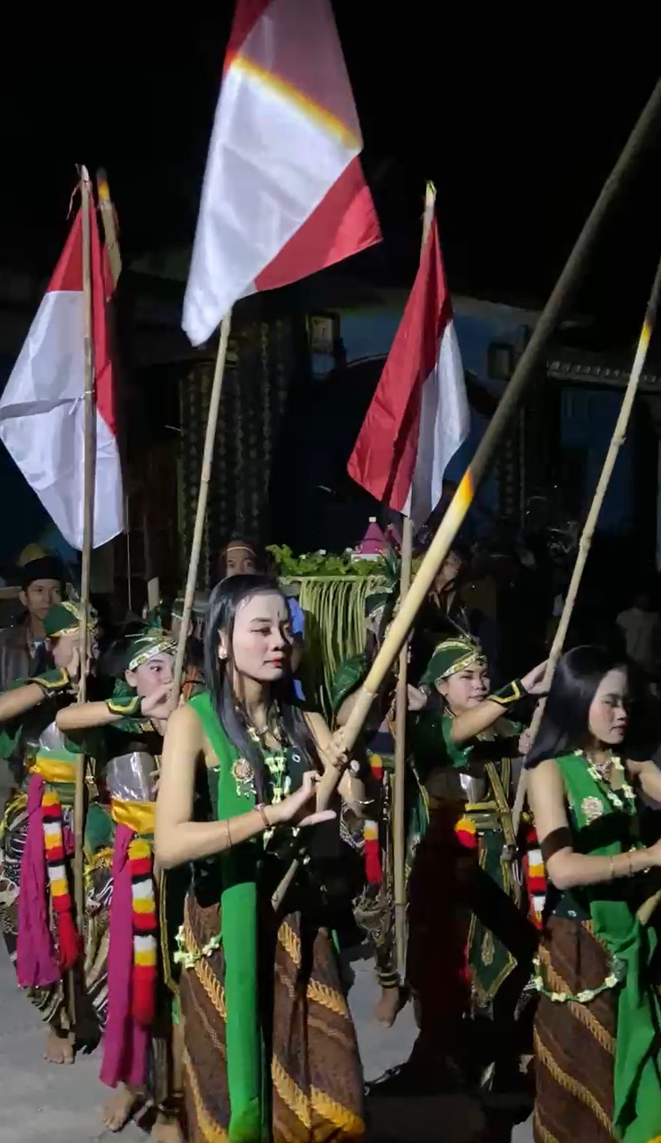 Gambar 1. Arak-arakan tumpeng warga Dusun Gumuk. Sumber: Dokumentasi Pribadi