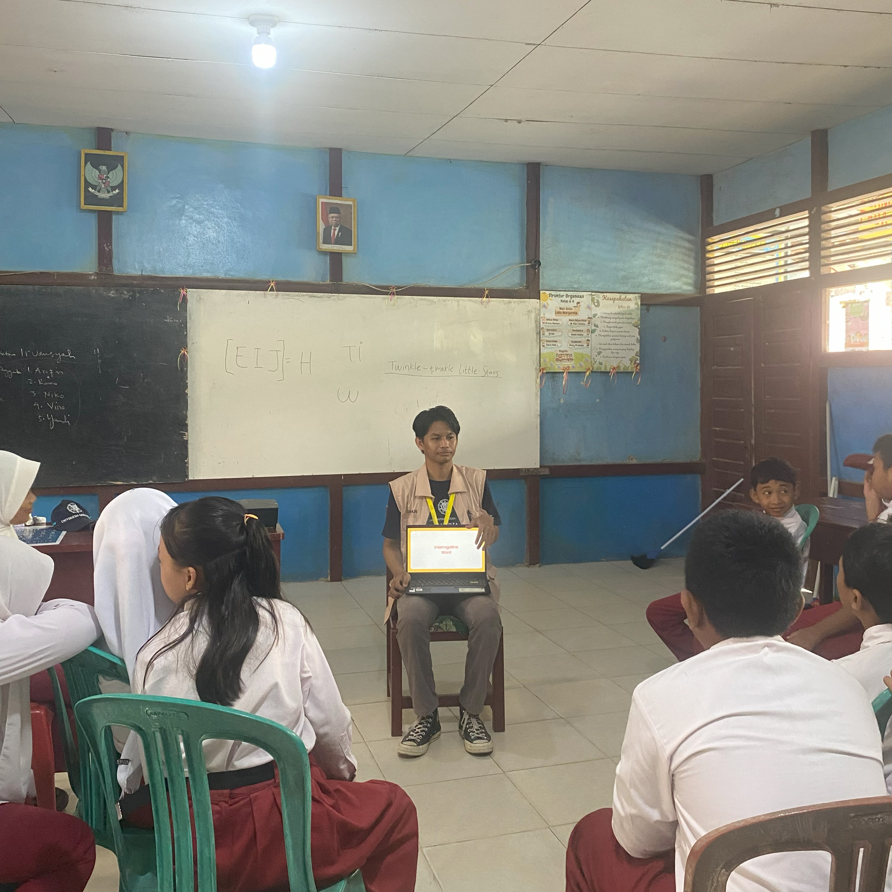 Foto: Citra/SuaseikakapArdan menyampaikan materi Bahasa Inggris kepada siswa