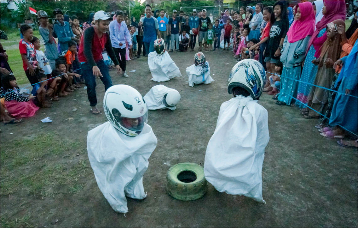 Balap karung menggunakan helm | WIkimedia Commons/Eddysond29
