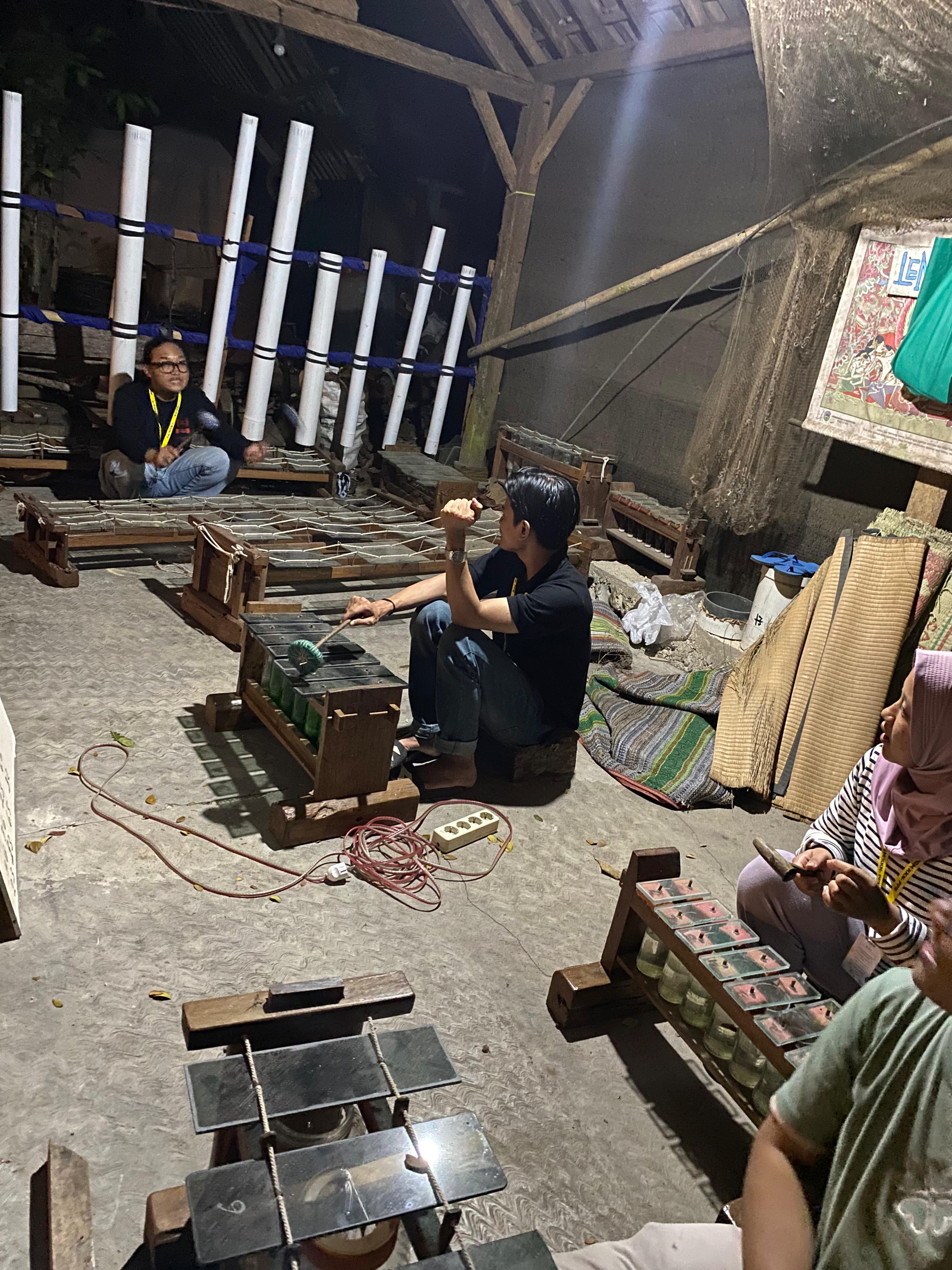 mencoba bermain gamelan kaca | Foto: Dokumentasi Pribadi/Dewi Andini Yudiati (KKN Roman Pacitan Sub Unit Purwoasri)