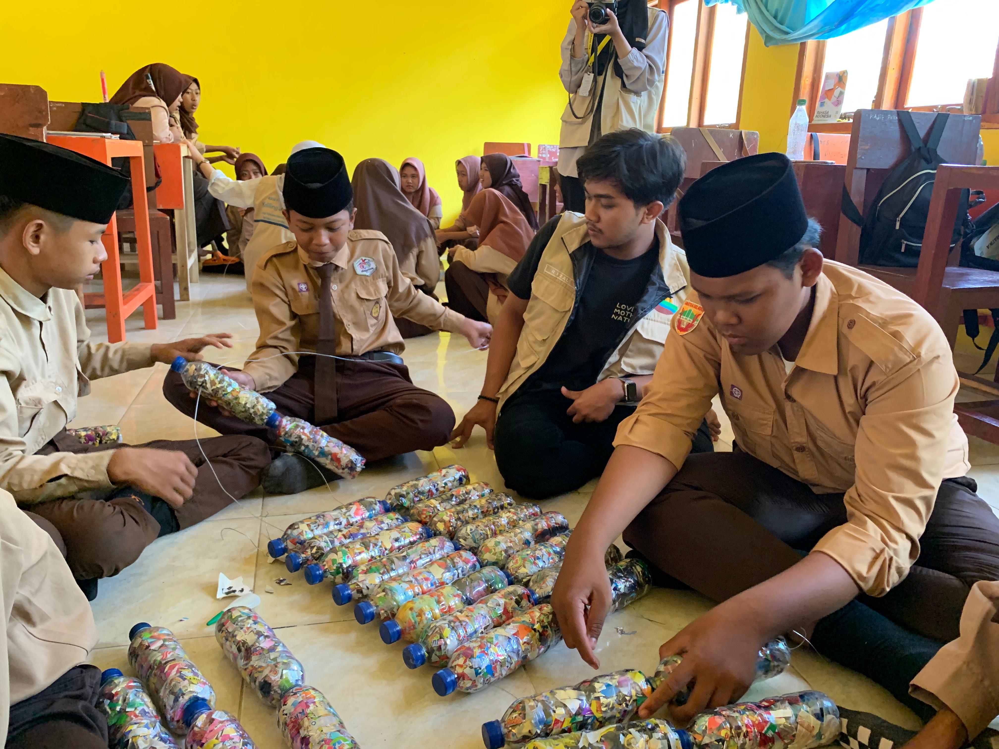 Pembuatan Ecobrick Bersama MTs Darul Ulum, Lempuing Jaya II