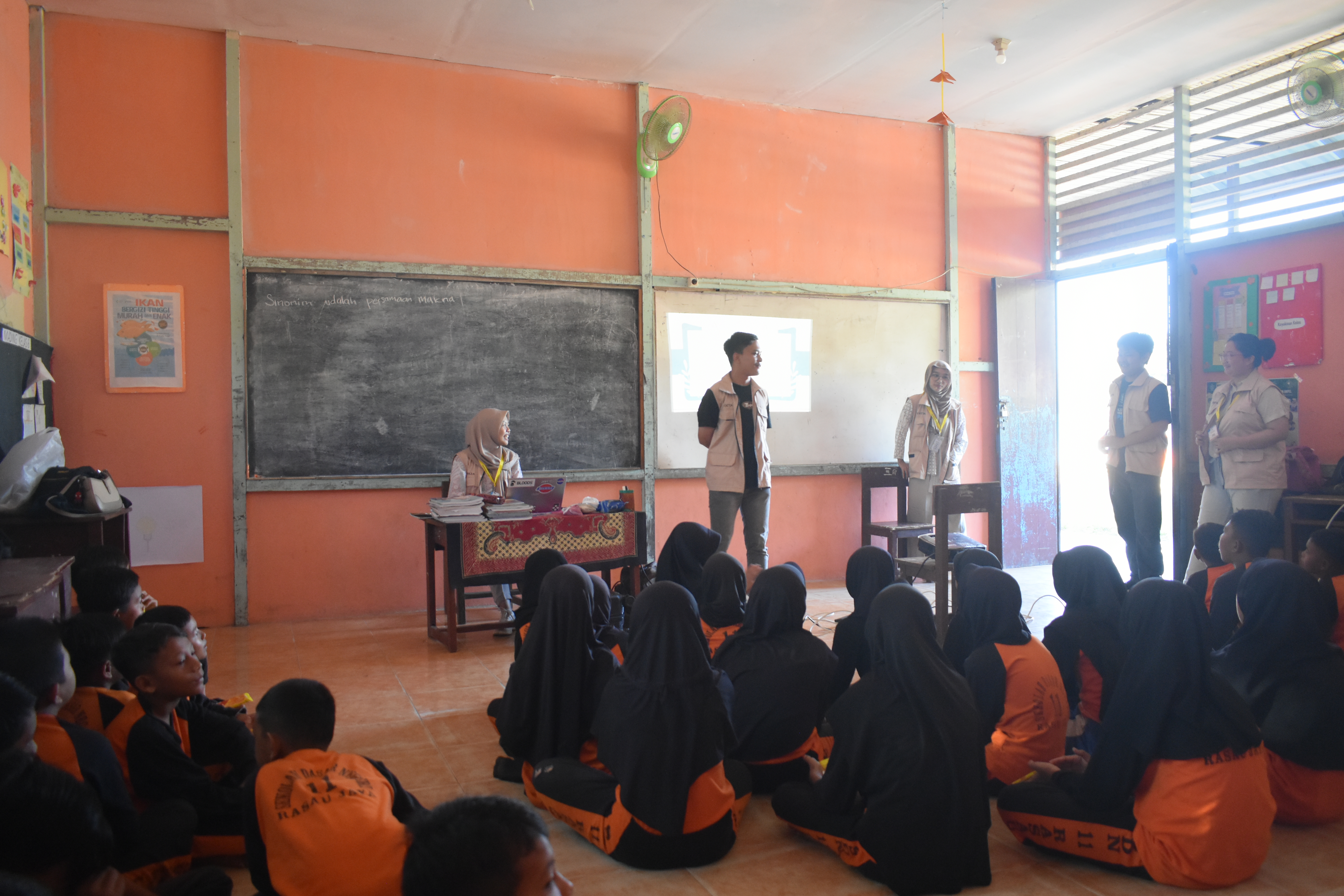 Foto: Abror/SuaseikakapOcta menyampaikan materi mangrove kepada siswa