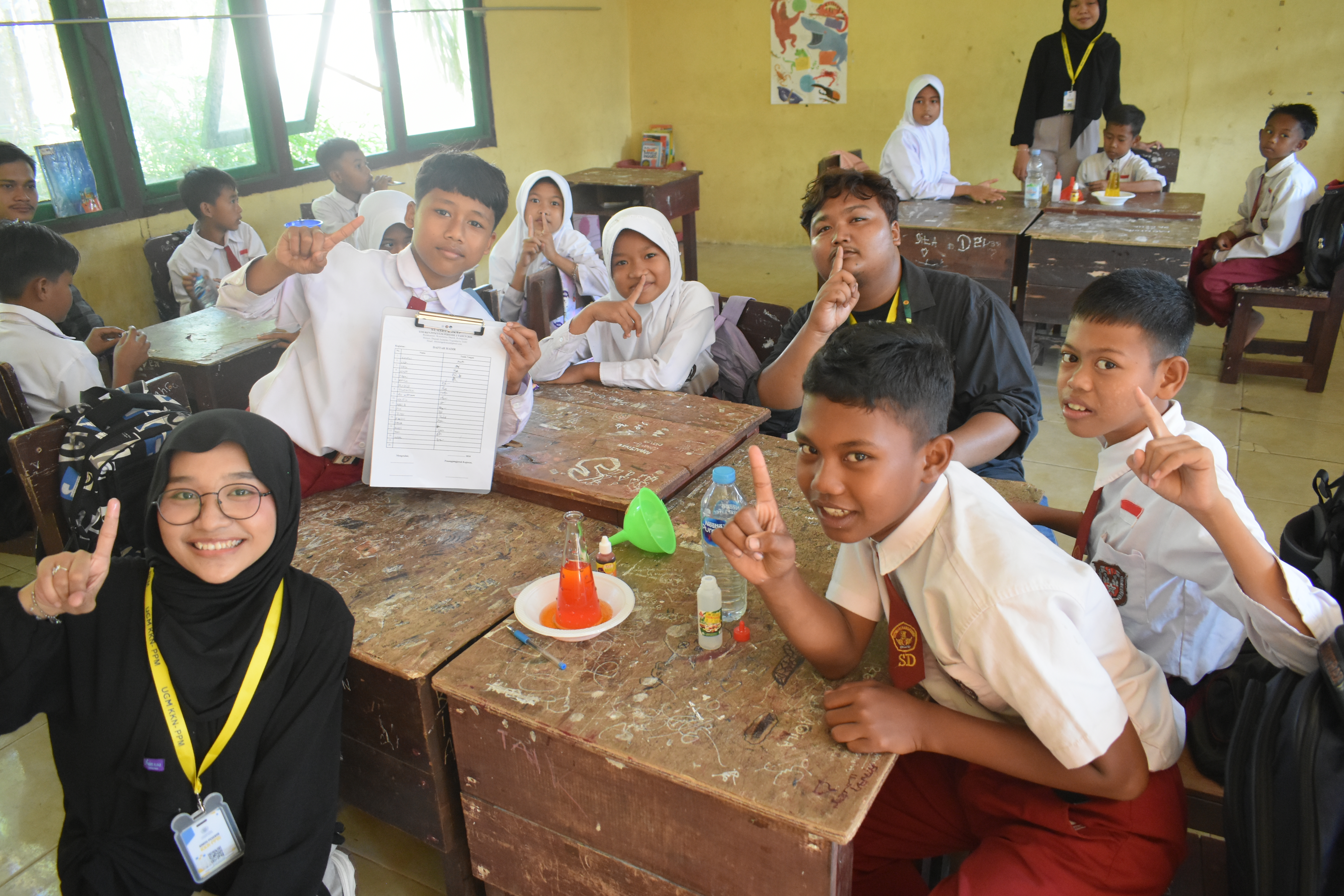 Foto: Tamara/SuaseikakapCyntya dan teman-teman mempraktekan percobaan sains sederhana