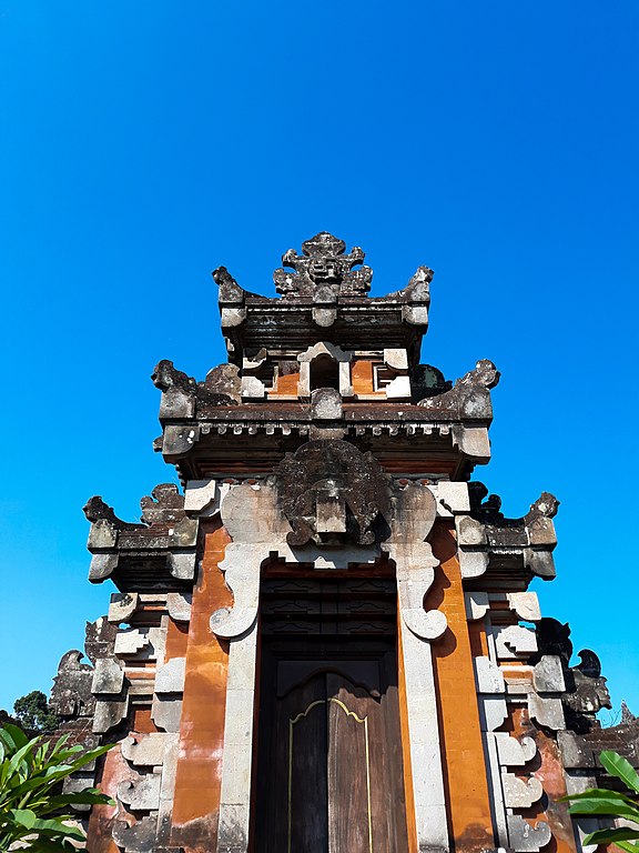rumah adat candi bentar