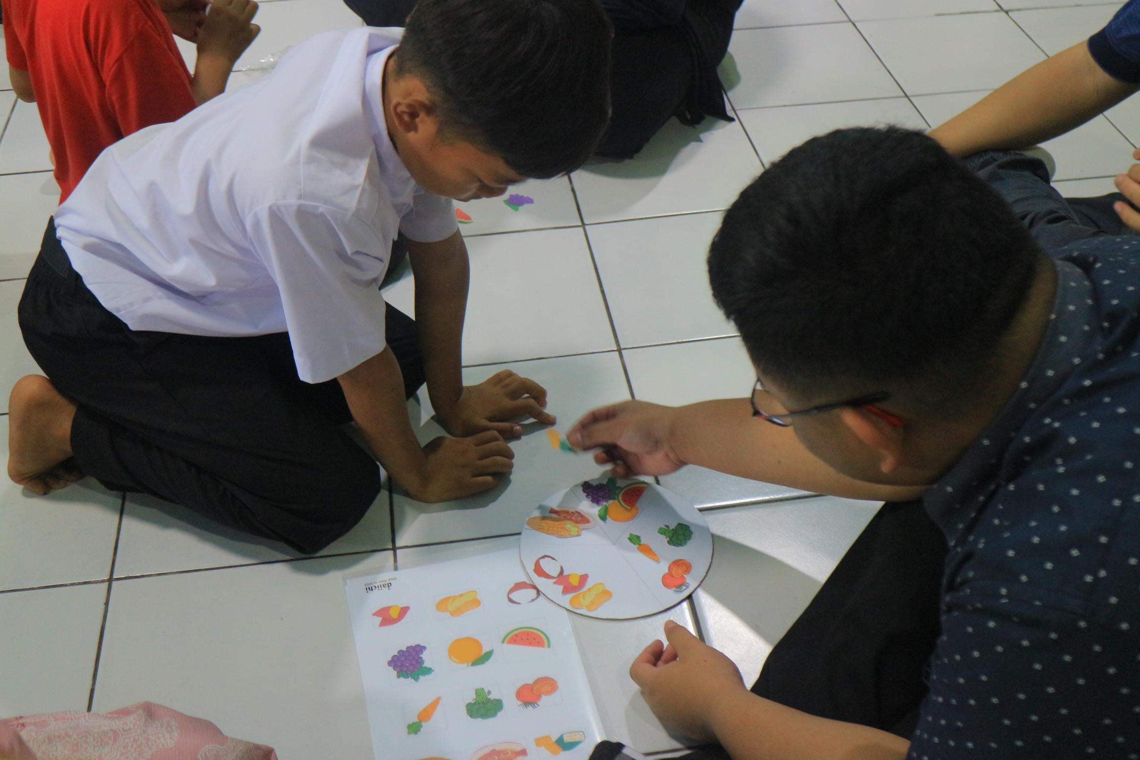 Proses Mengajar Anak-anak Sekolah Dasar di Sekolah Master Indonesia (SMI)