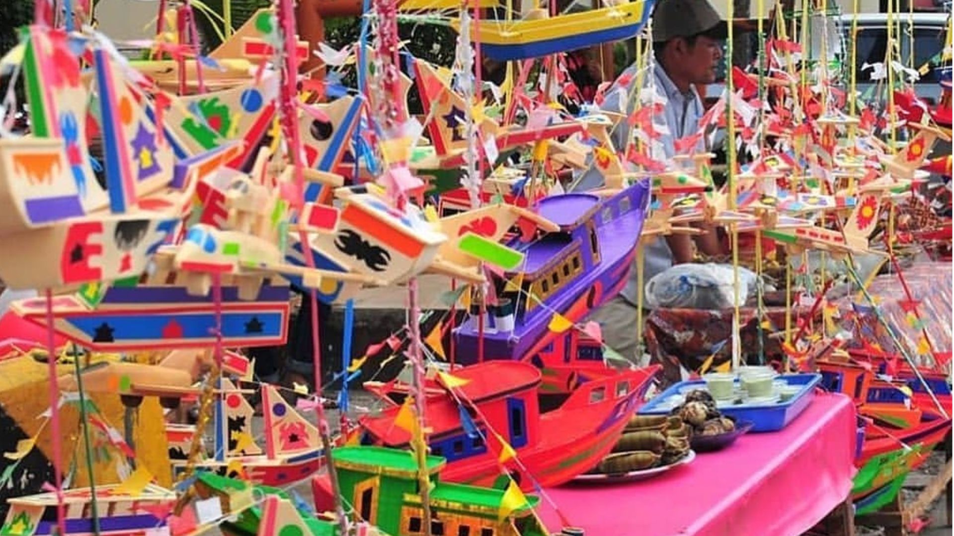 Penjual Memajangkan Kapal Telok Abang 