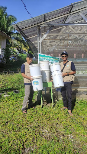 Gambar 2. Dokumentasi Pemberian Ember Tumpuk