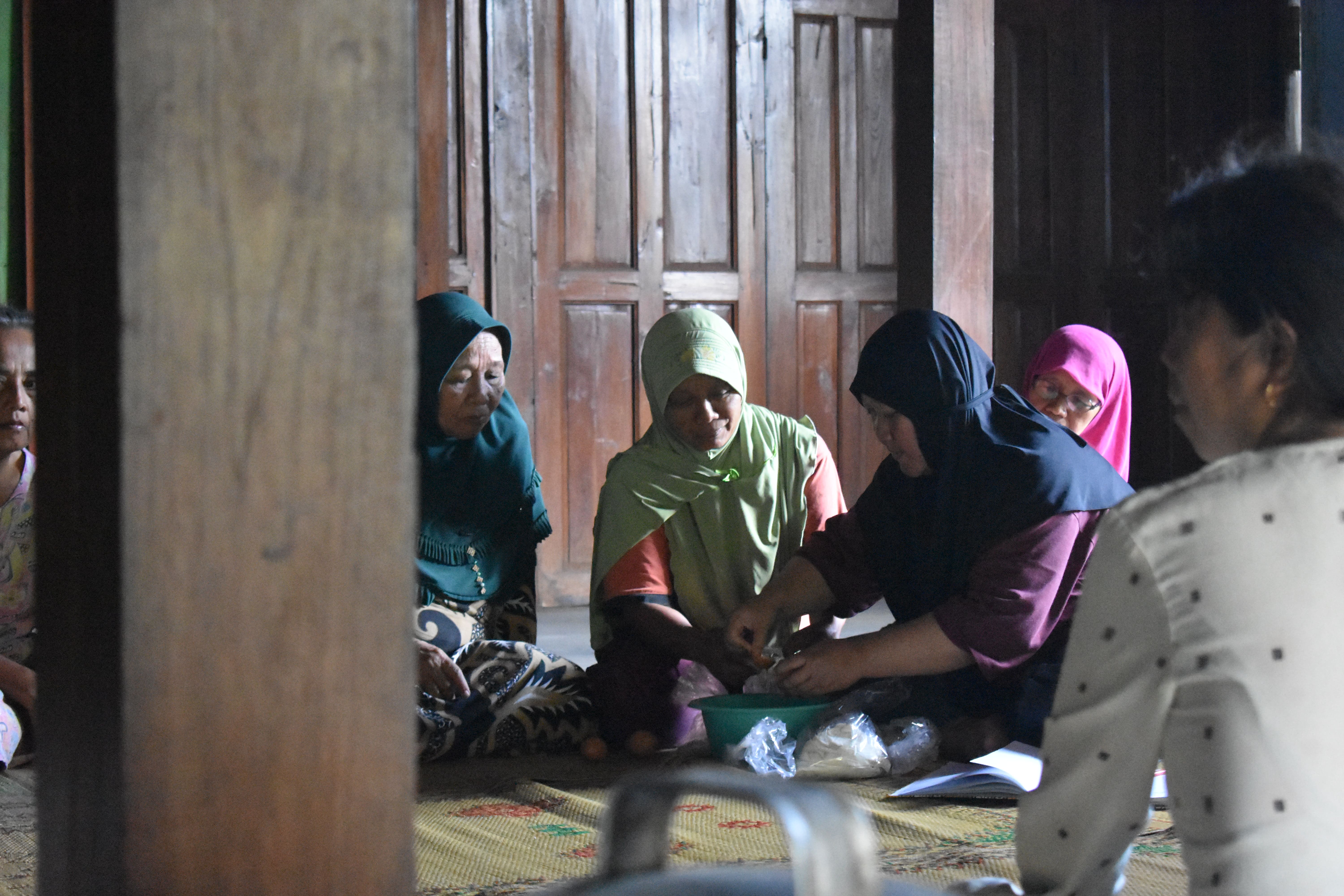 Pembuatan Brownies SIngkong Bersama Ibu-ibu PKK