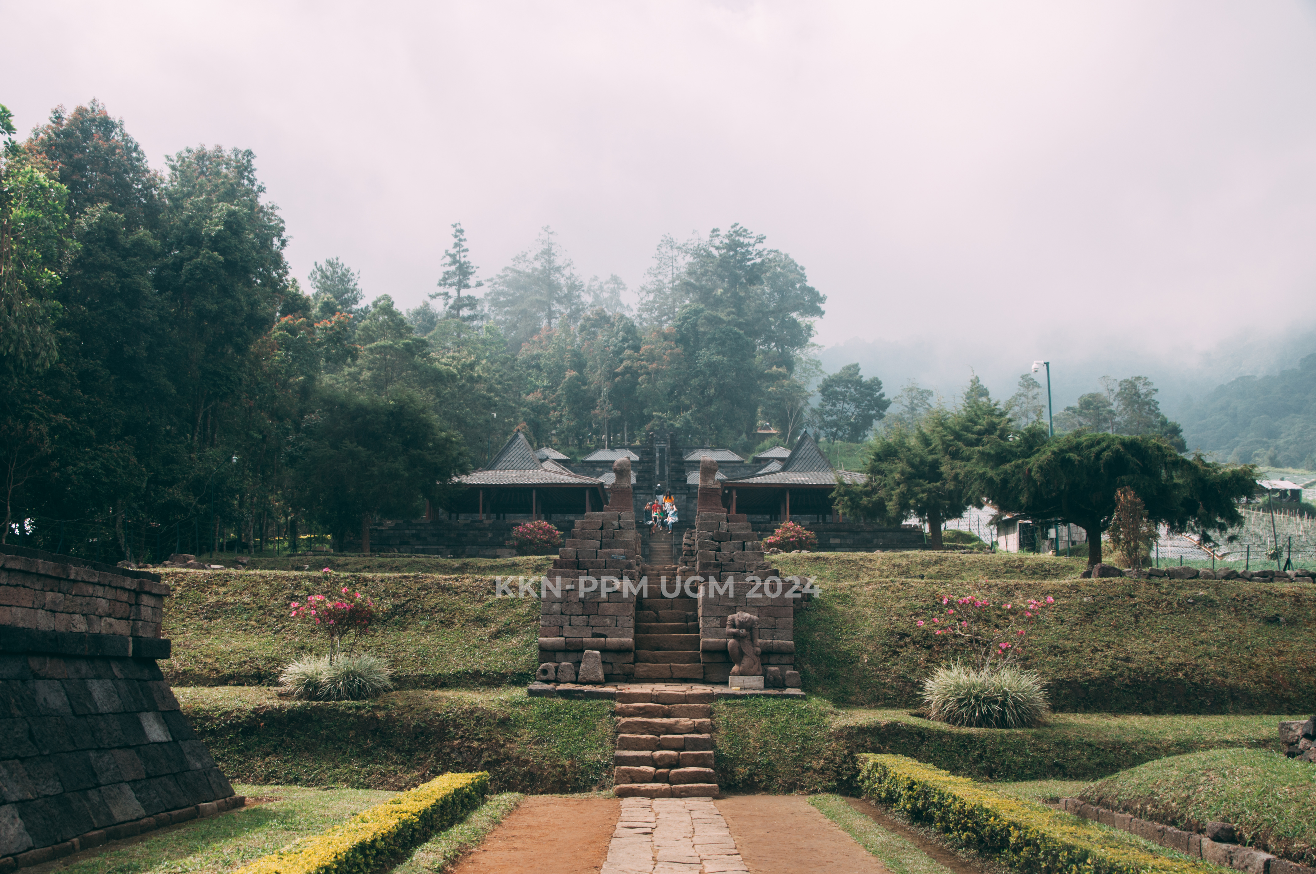 Dokumentasi Candi Cetho oleh Tim Sinergi Jenawi KKN-PPM UGM