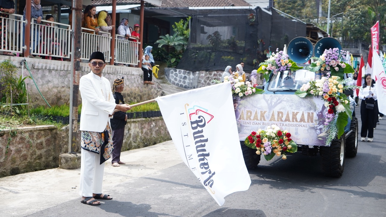 arak-Arakan diberangkatkan secara simbolis oleh Kepala Desa Bulukerto, Suhermawan, S.I.Kom. | Foto: KIM Gema Bulukerto