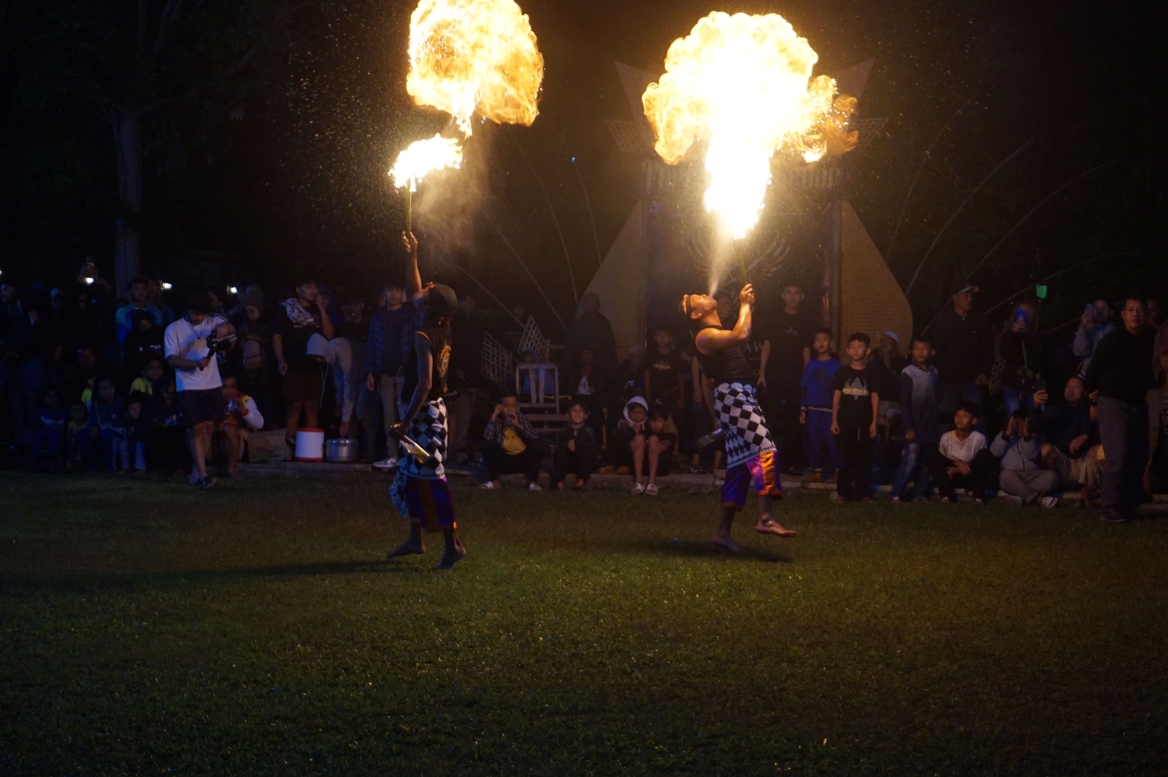 Atraksi Api | Foto: Egy Rachma Zulvita/KKN UGM Unit Borobudur 2024