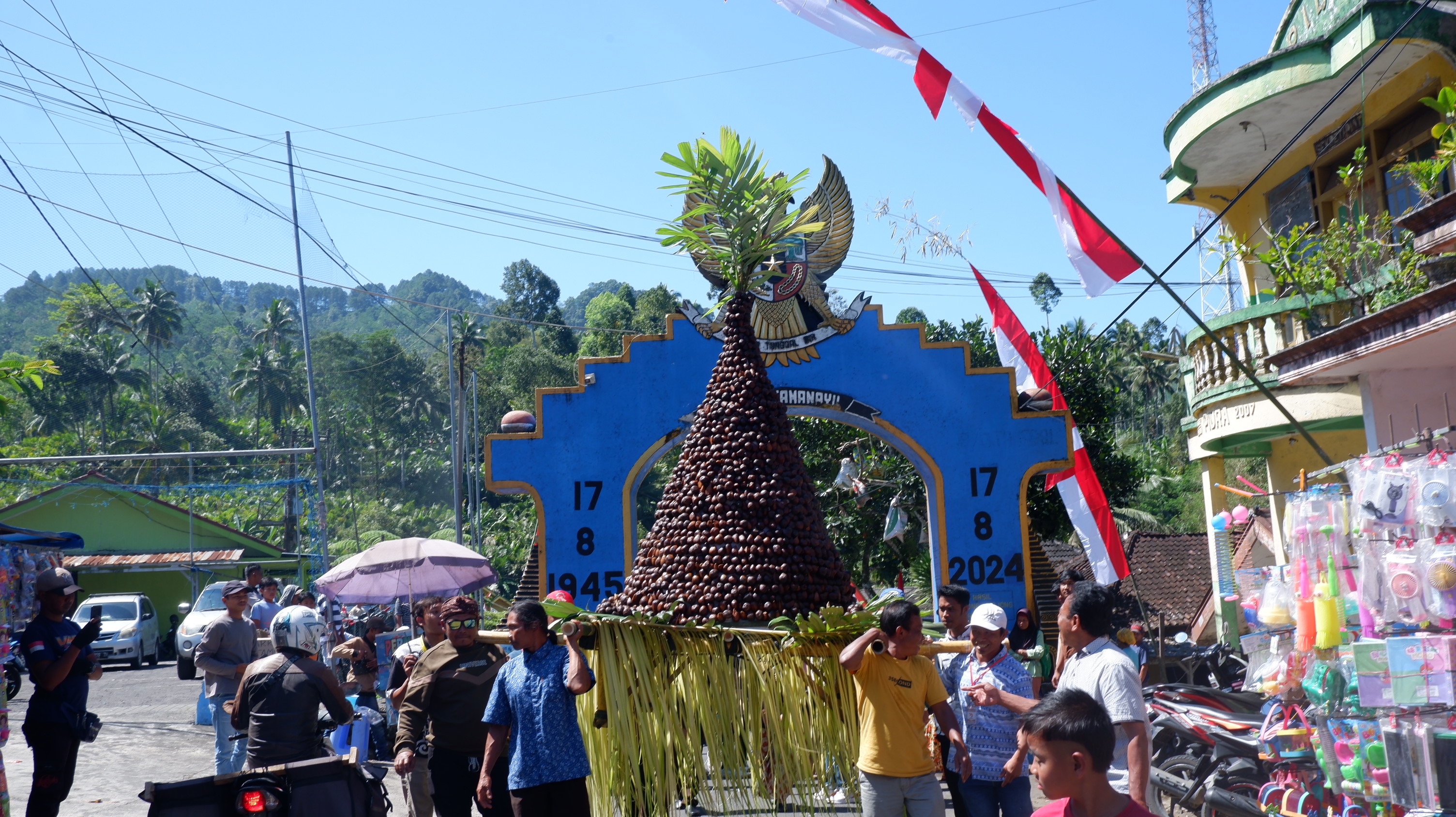 Arak-arakan gunungan salak pondoh khas Desa Tamanayu yang memeriahkan Festival Salak 2024
