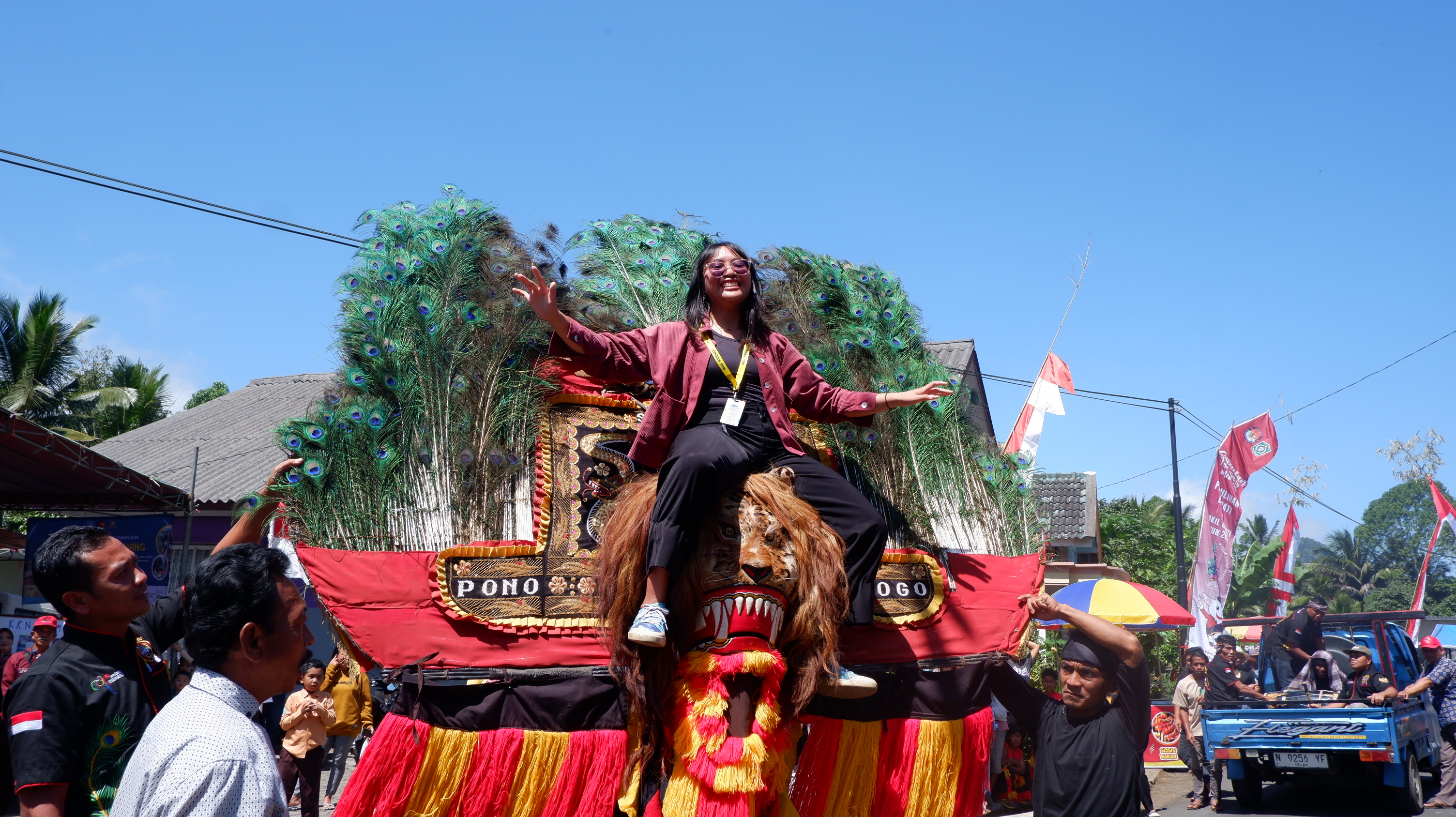 Pertunjukan tari Reog Singo Kumboro dari Desa Tamanayu pada Karnaval Festival Salak 2024