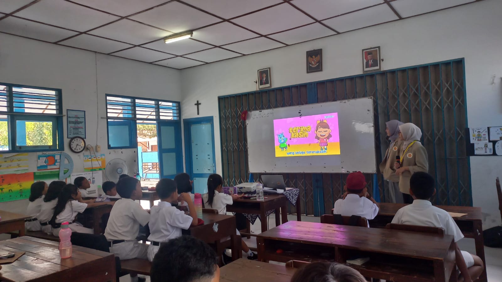 pemberian materi tiga kata ajaib kepada siswa-siswi SD Kanisius Kanutan | Foto: Dokumentasi Pribadi/Tim KKN-PPM UGM Bambanglipuro