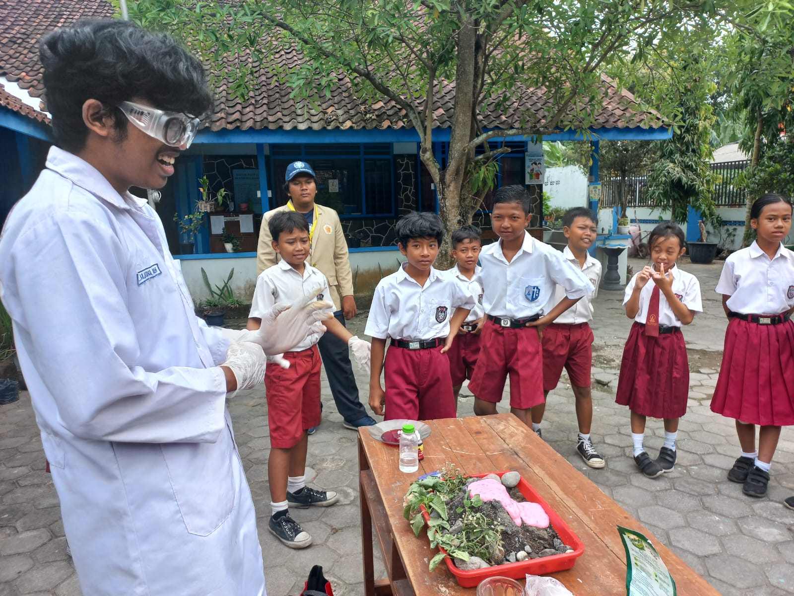 praktikum sederhana bersama siswa-siswi SD Kanisius Kanutuan | Foto: Dokumentasi Pribadi/Tim KKN-PPM UGM Bambanglipuro