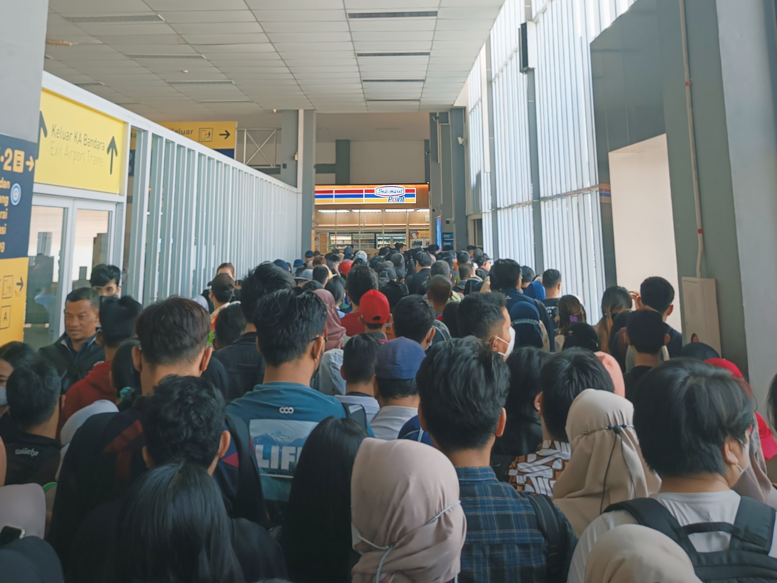 Pengguna kereta Commuter Line berkerumun di Stasiun Duri pada jam sibuk. Sumber: Dokumentasi pribadi