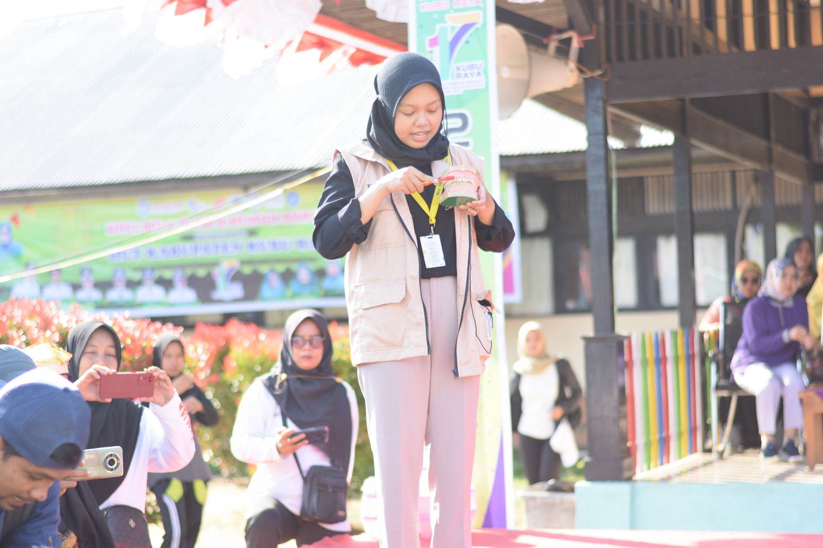 Foto : Abror/SuaseikakapFaza sedang memimpin gerakan sikat gigi bersama
