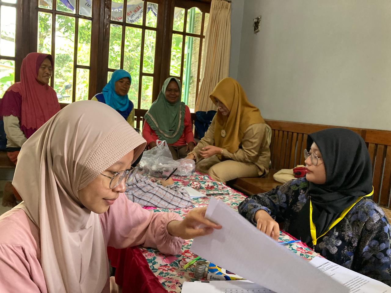 Tim KKN Membantu Bidan