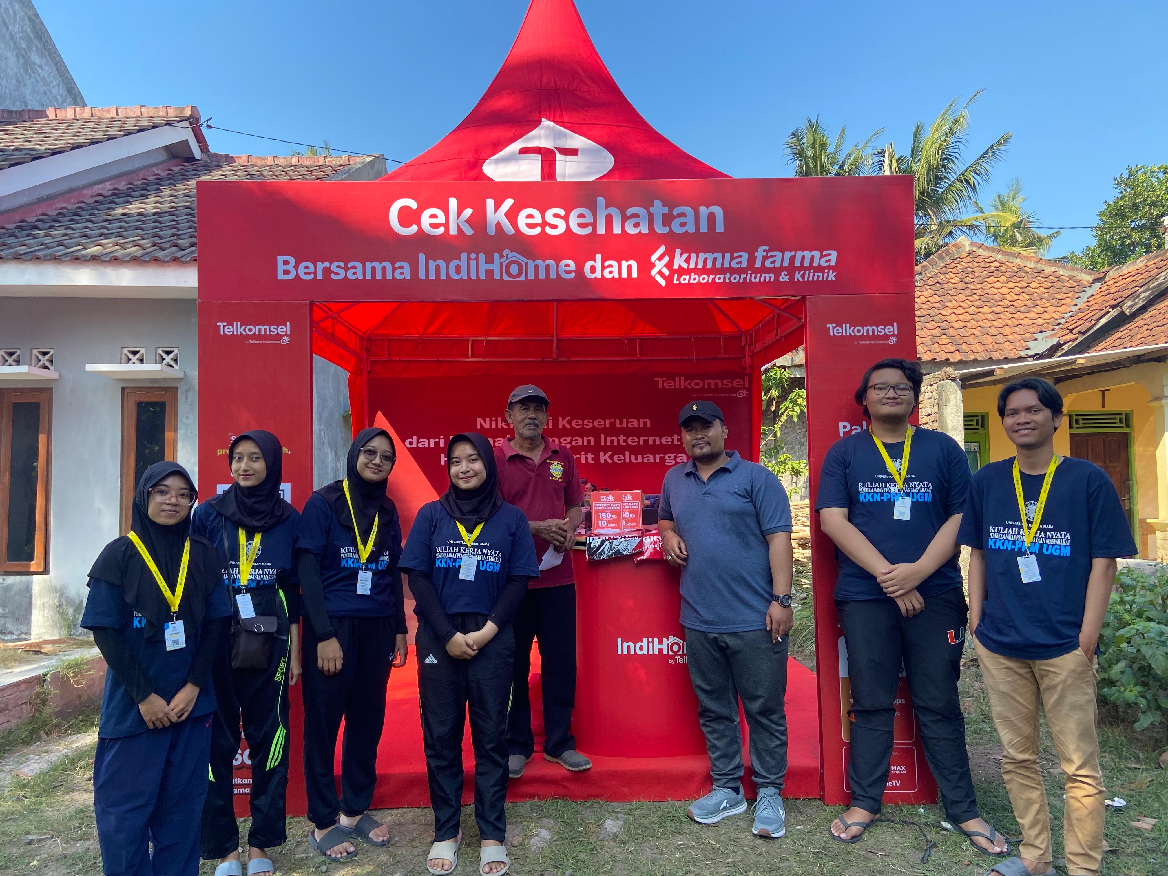 Tim KKN-PPM UGM Unit Bambanglipuro mendampingi peserta senam lansia untuk melakukan cek kesehatan gratis dari Kimia Farma.