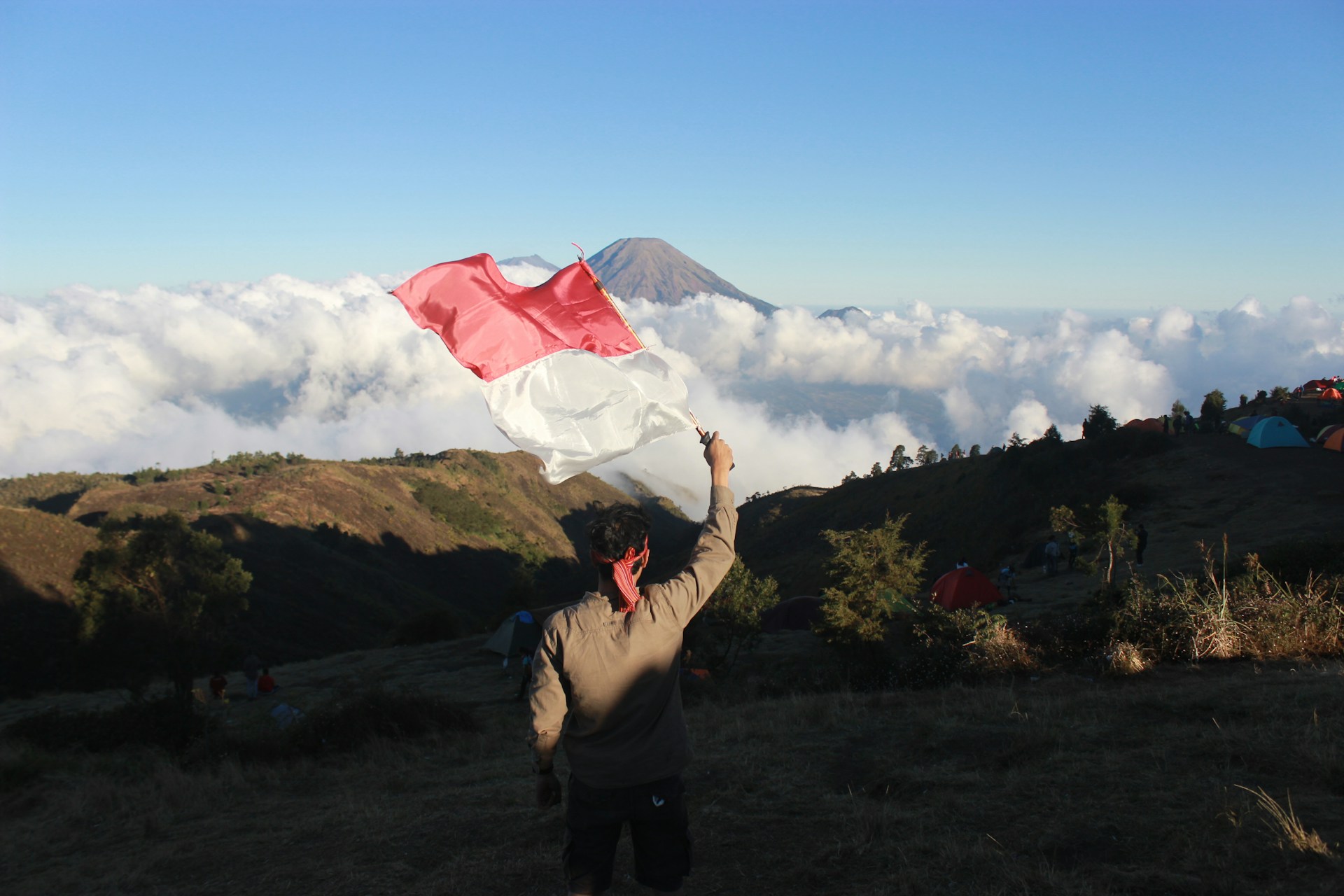 ilustrasi mengibarkan bendera merah putih