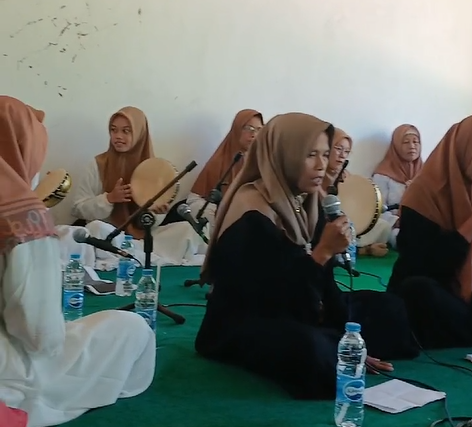 Ibu-Ibu di Dusun Gunung Agung Sedang Memainkan Rebana