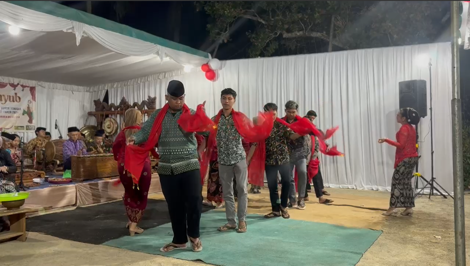 Para penari tayub dari kalangan anak muda