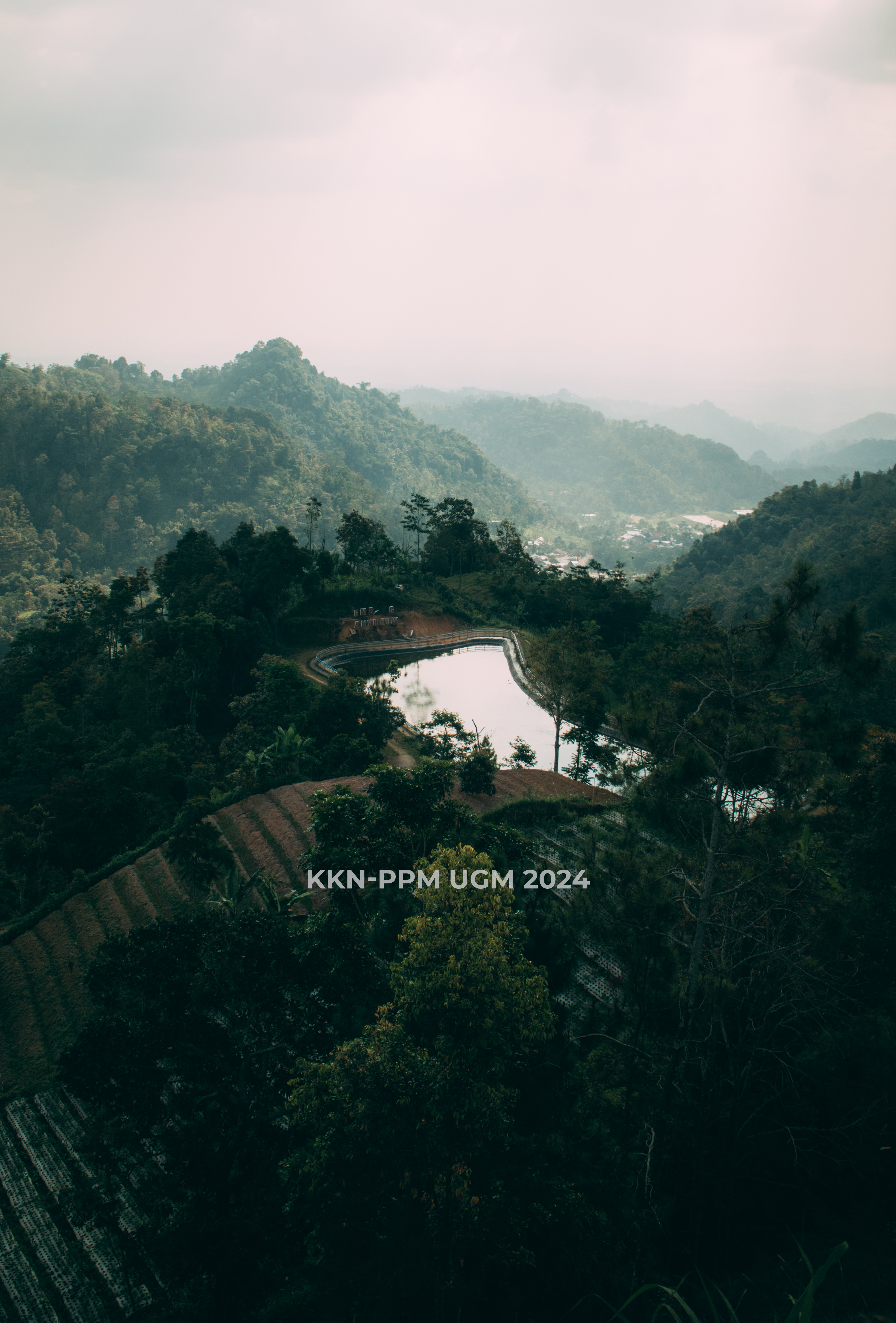 Embung Banyu Kuwung dilihat dari Pura Bhuana Agung