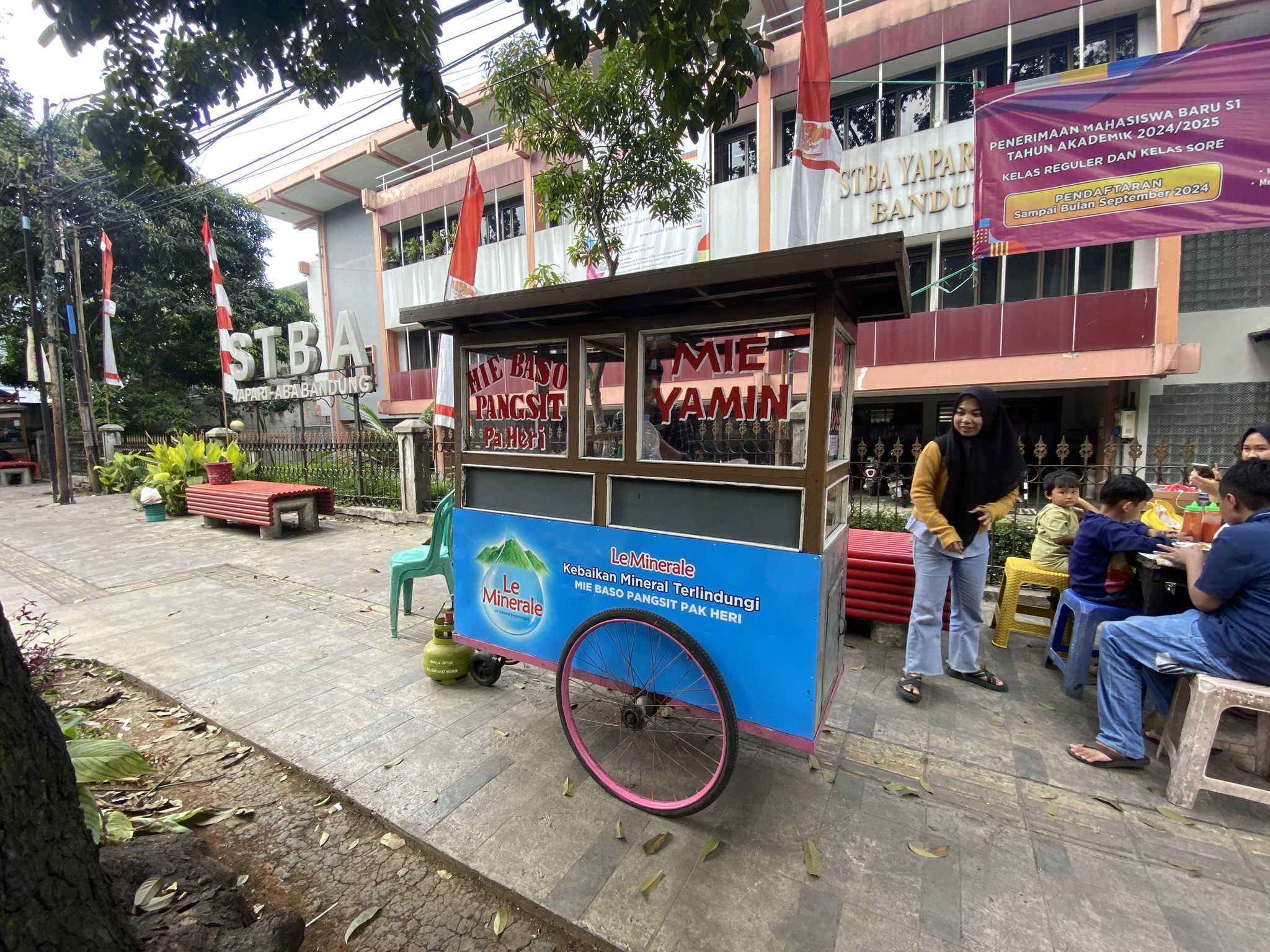 Mie Bakso Pak Heri di Depan Gerbang Sekolah Tinggi Bahasa Asing Yapari (Dokumen Pribadi)