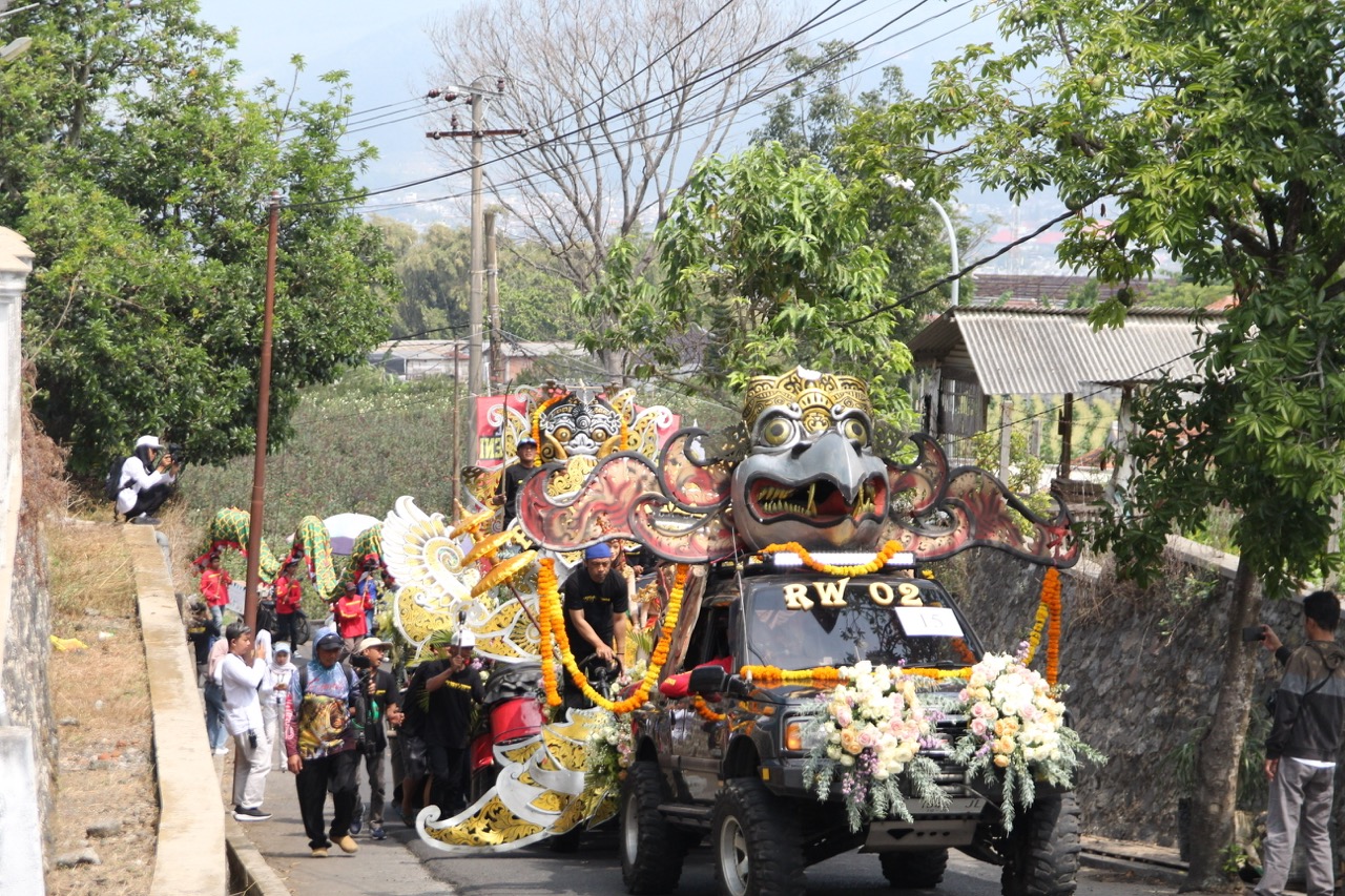 kontingen Arak-Arakan Seni dan Budaya dari RW 02 | Foto: KIM Gema Bulukerto