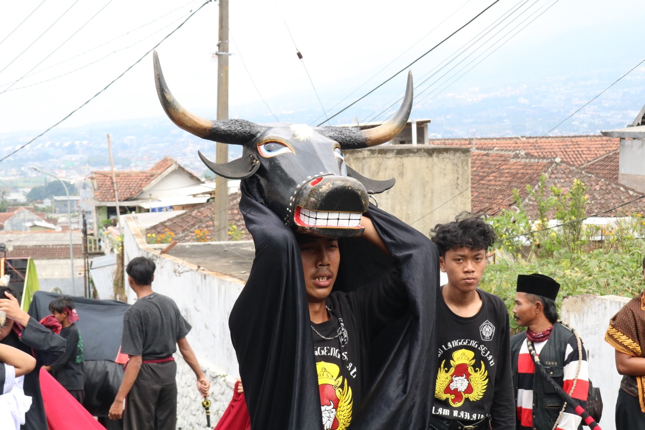 kontingen seni bantengan sedang melakukan pertunjukan | Foto: DDD KKN Sawiji Bumiaji