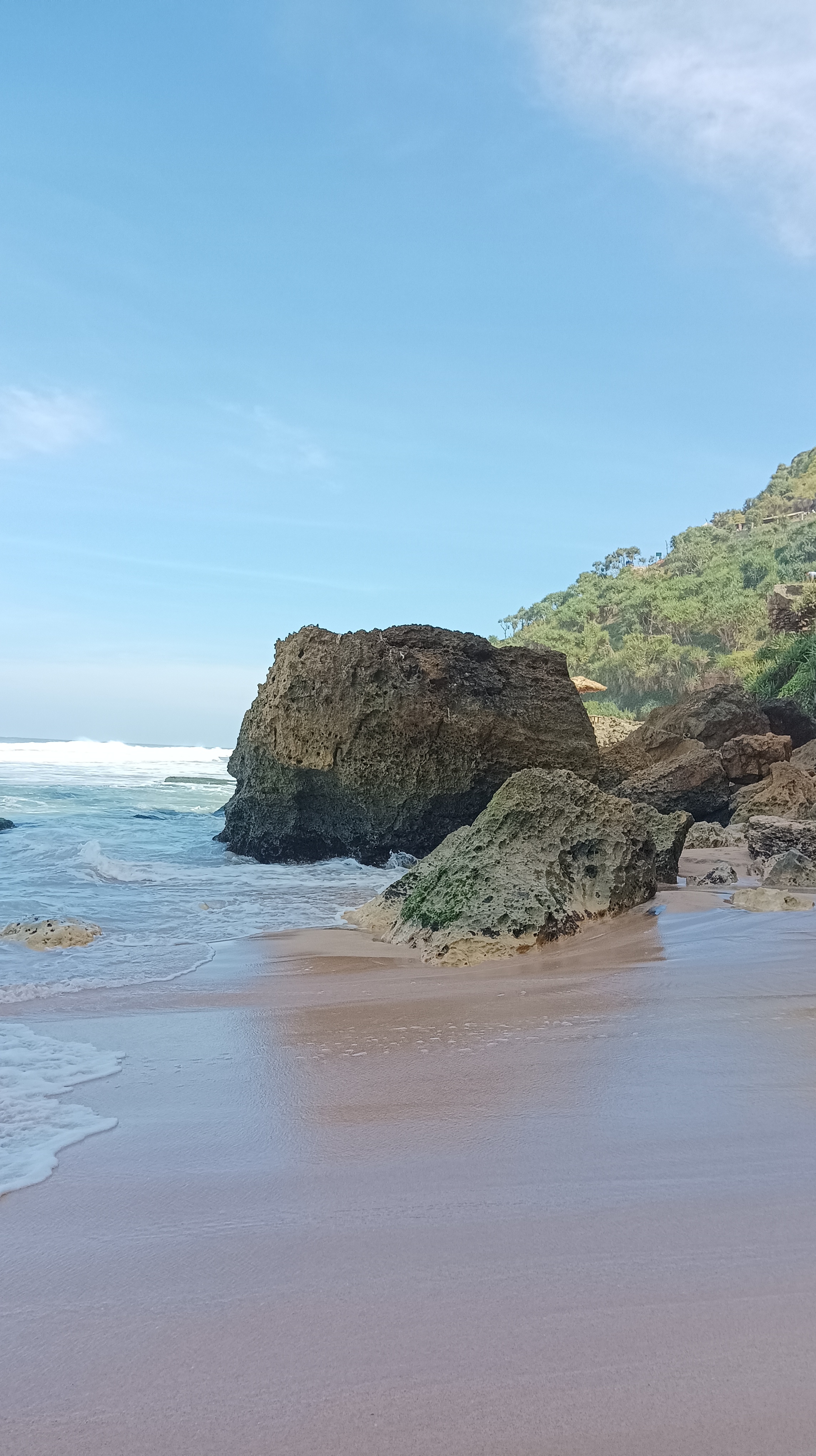 Tepi Pantai (Dokumentasi Pribadi)