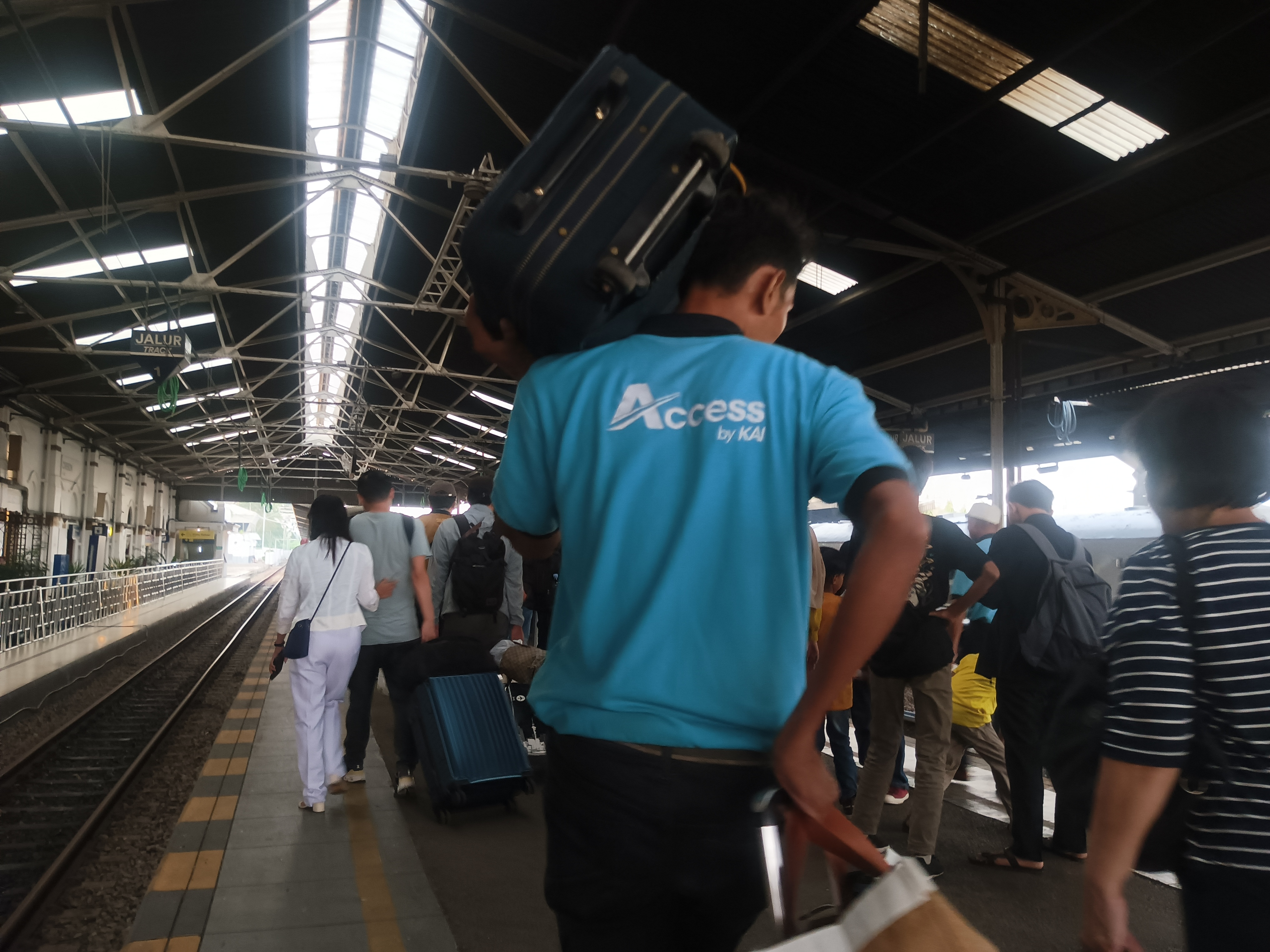 Porter mengangkut barang penumpang di Stasiun Cirebon. Sumber: Dokumentasi Pribadi