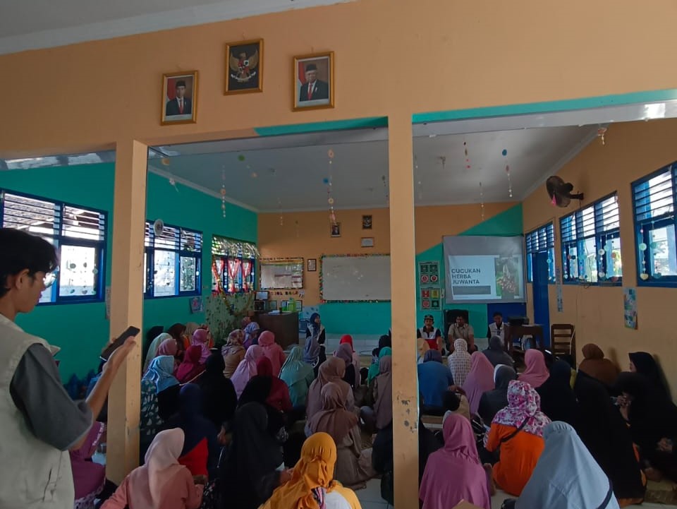 Edukasi Toga dan Penyiraman Otomatis