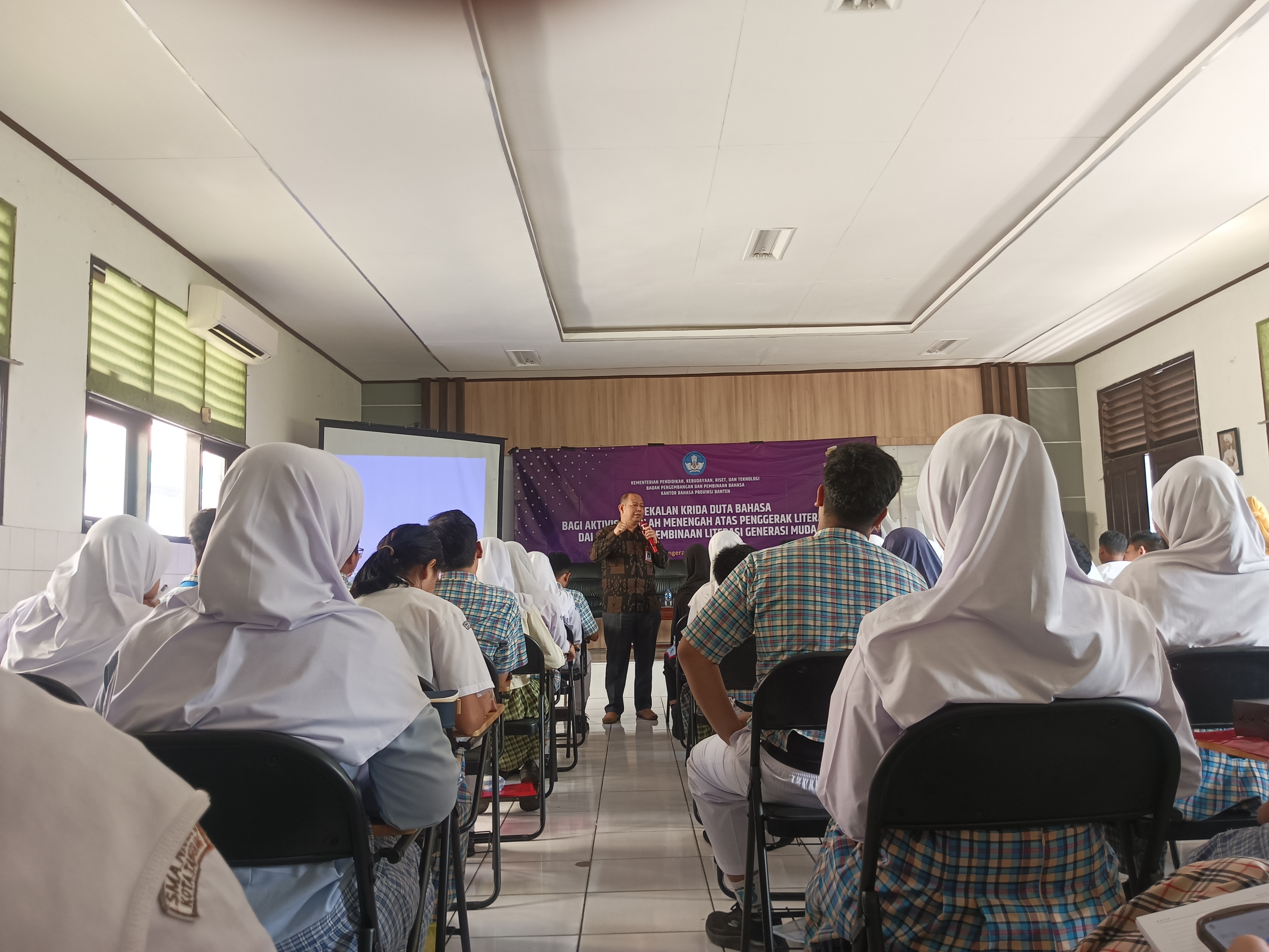 Pembukaan kegiatan krida aktivis penggerak literasi SMA oleh Kepala Kantor Bahasa Banten, Asep Juanda. Sumber: Duta Bahasa Banten