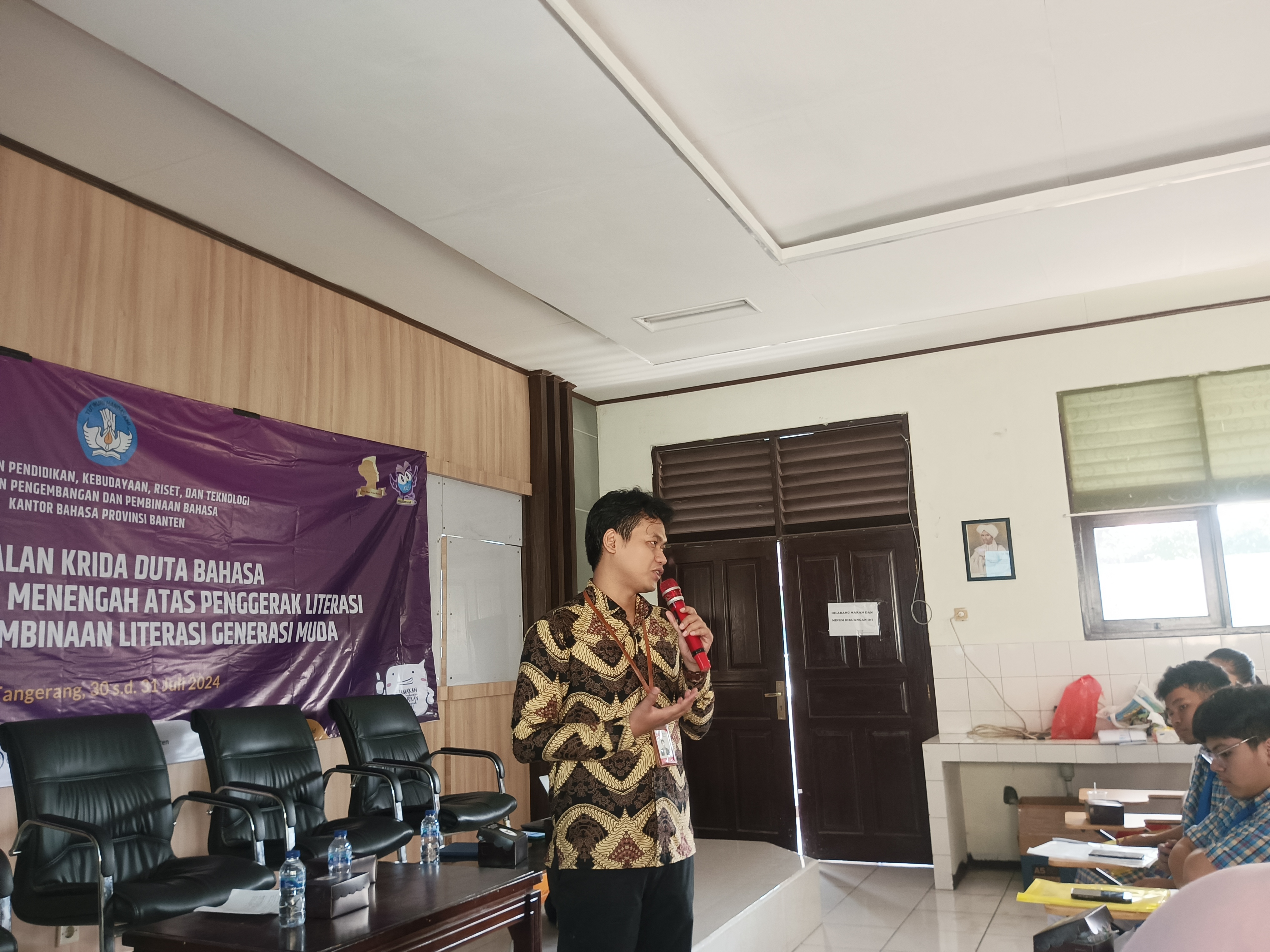 Peneliti BRIN, Syaifu Zaman menjelaskan pengutamaan bahasa Indonesia di ruang publik kepada peserta krida aktivis. Sumber: Duta Bahasa Banten