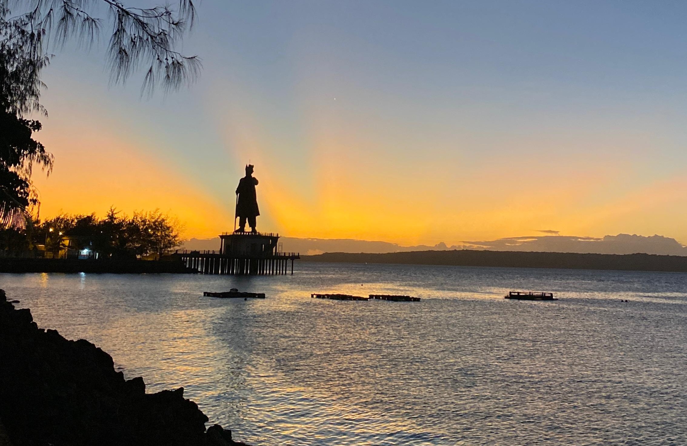 Foto Patung Sultan Himayatuddin ketika Senja
